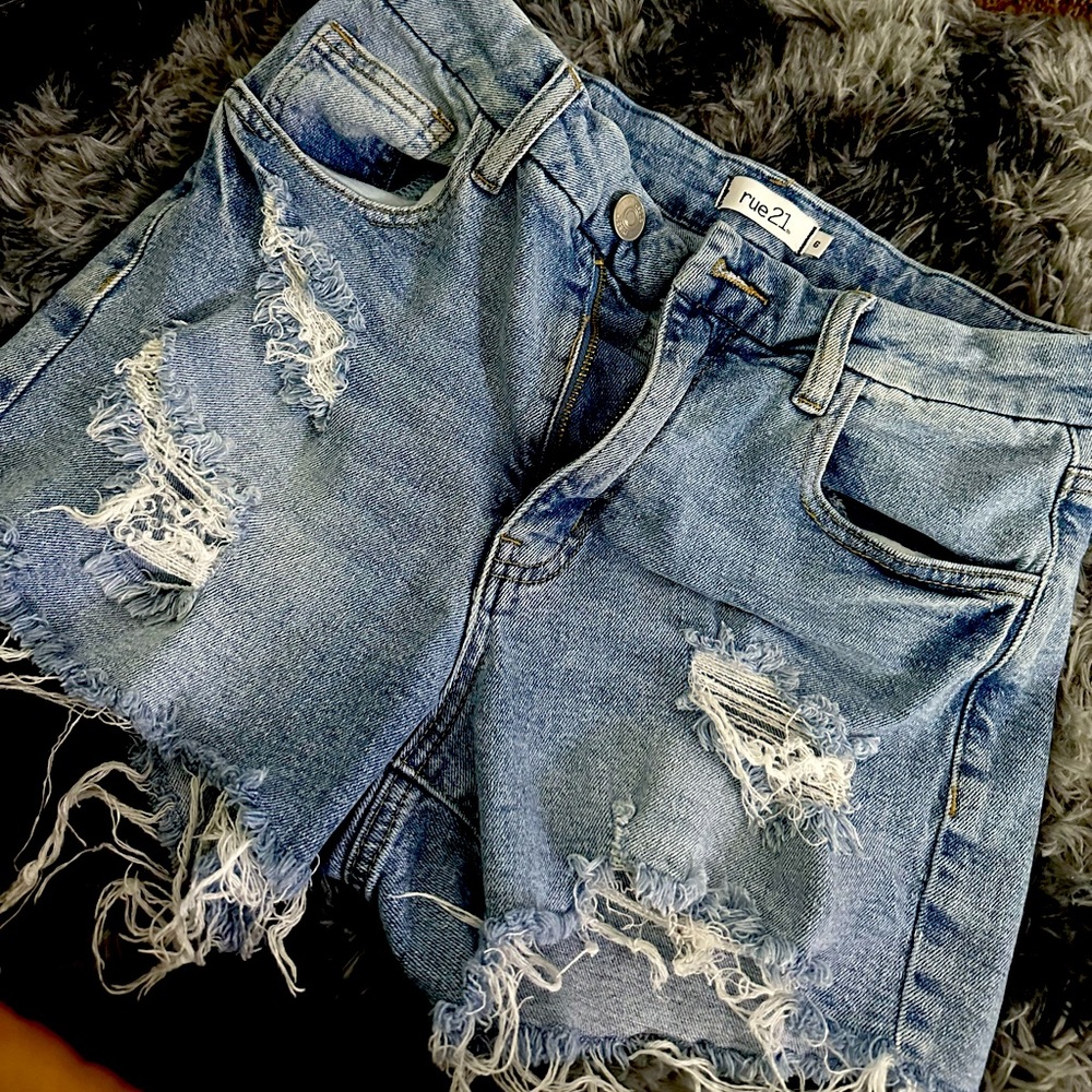 Cute, distressed shorts!
